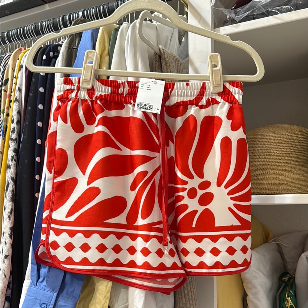 H&M Red and White Short and Shirt Set with Floral Design
